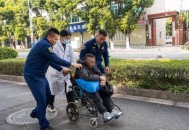 消防员下河救人牺牲,日照7旬老人掉入10米深井，消防员5次“倒挂金钩”下井营救, 你怎么看？