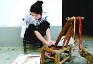 独臂女模仿杨过走红,杨过的独臂会影响他成为绝顶高手吗？你怎么看？