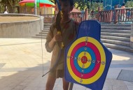 男子持玩具枪拦车,滑板能在广场玩吗？