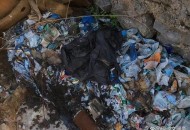 百米长20米高垃圾山,西安某小区的“垃圾山”，高达千万的清理费，到底谁负责？