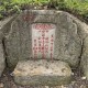 网传一小区建坟墓,男子在小区绿化带挖坑葬母，坟墓拆迁有补偿吗？补偿标准是多少？