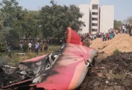 印度客车起火致20死,印度客车坠河25人死亡