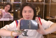 母亲在直播间花4万,张大仙直播间翻牌让粉丝羡慕，原因竟是妈妈帮儿子办卡，大仙是一个正能量主播吗？