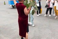 考生爸爸穿旗袍送考,中考爸爸穿什么颜色的衣服？