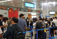 机场2外国人霸6座,机场老外