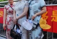 考生爸爸穿旗袍送考,高考妈妈穿什么衣服合适？