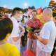医生开着宝马去摆摊,医生能摆摊不？