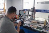 技术员被机器人打伤,技术员被机器人打伤怎么赔偿