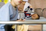 美国13名婴儿中毒,美国片，主角是12 13岁的小孩，男扮女妆，情节是这样的，一个，瘦小的男孩到了新学校想重新开始，但开学第一天？