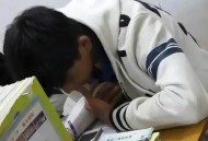 写作业睡着被扇巴掌,14岁孩子一写作业就打瞌睡？