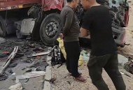 老人险遭货车碾压,枣庄一大货车撞上人力三轮，擦出一路火花，骑车老人不幸遇难，三轮车被碾压严重变形，事故调查中，你怎么看？