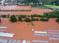 四川暴雨行车如划船,四川一地突降暴雨内涝严重 有车辆被水冲走