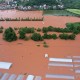 四川暴雨行车如划船,四川一地突降暴雨内涝严重 有车辆被水冲走