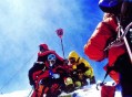 五星红旗与地球同框,1975年中国登山队登上珠穆朗玛峰谁举起五星红旗？