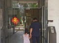 女子凌晨街头产子,女子凌晨街头产子赤脚抱婴儿