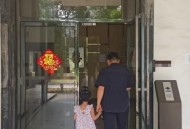女子凌晨街头产子,女子凌晨街头产子赤脚抱婴儿