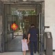 女子凌晨街头产子,女子凌晨街头产子赤脚抱婴儿