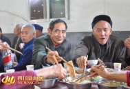 老人请全村600人吃饭,老人请全村600人吃饭怎么说