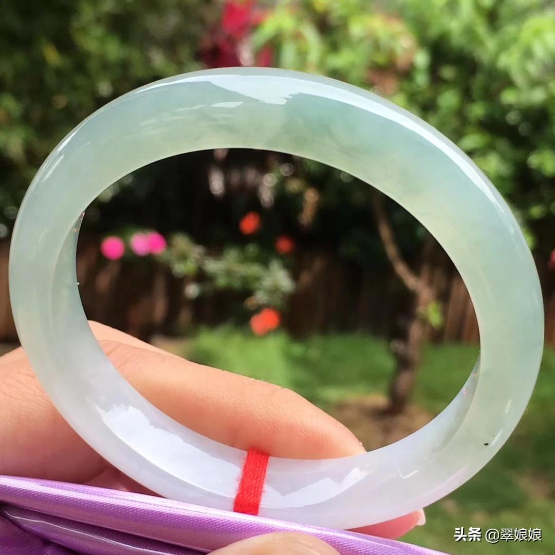 翡翠手镯弄丢只赔60,刚提问说是被宰了，再发一次，云南近6000买的翡翠手镯。大家鉴定下？