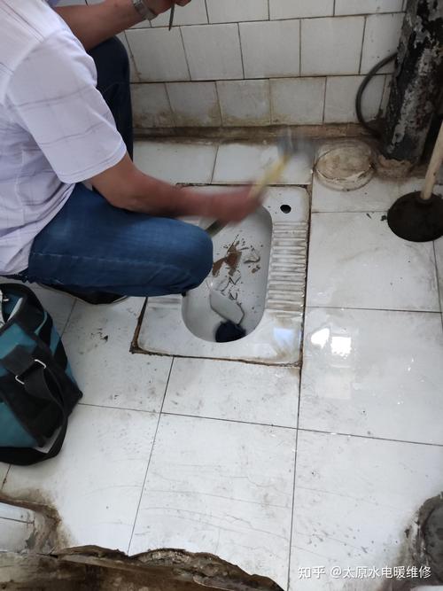 街头下水道爬出女子,家里下水道爬出蚂蝗怎么办?