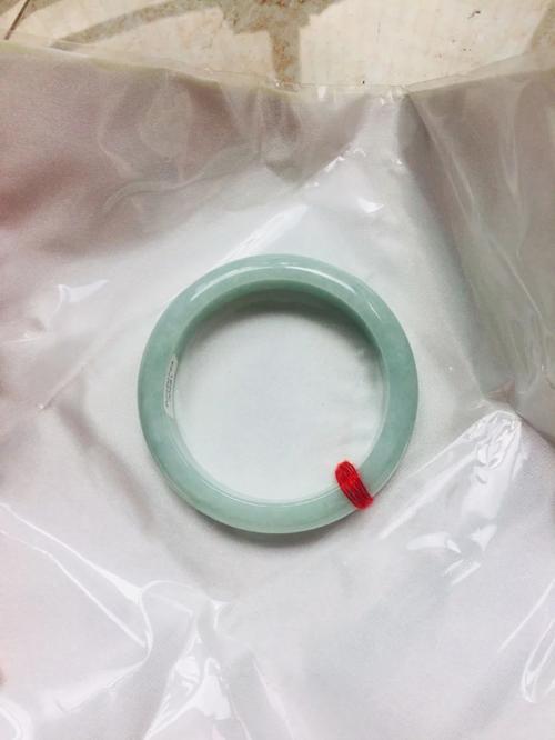 翡翠手镯弄丢只赔60,60多克的翡翠玉镯贵吗?