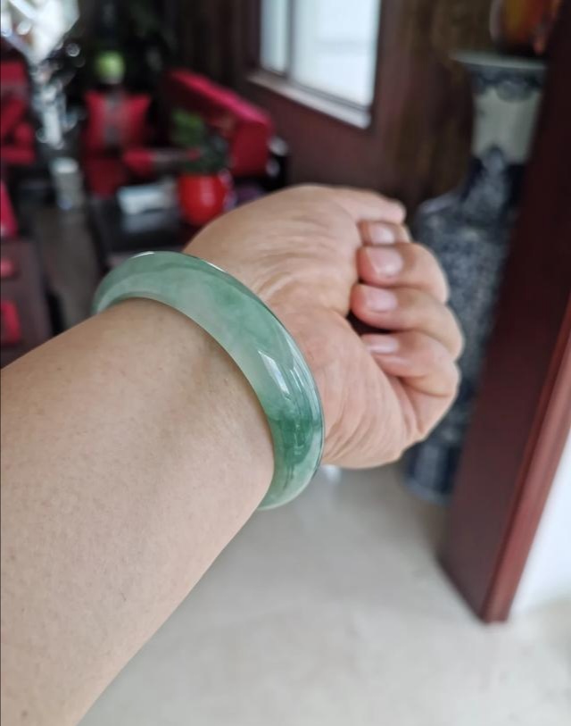 翡翠手镯弄丢只赔60,60多克的翡翠玉镯贵吗? 翡翠手镯弄丢只赔60,60多克的翡翠玉镯贵吗?