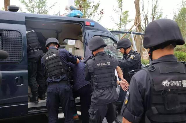 砍杀好友后潜逃27年,汉寿县：27岁男子砍杀家人致妻女死亡，事发前曾遭网贷追债, 你怎么看？