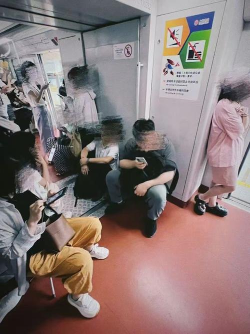 带不同小孩地铁乞讨,地铁乞讨,为什么屡禁不止?