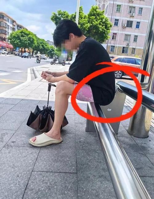 公交站椅子仅手机高,公交站台椅子