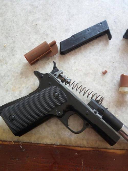 旧玩具枪射出真子弹,玩具枪是怎么射出子弹的?