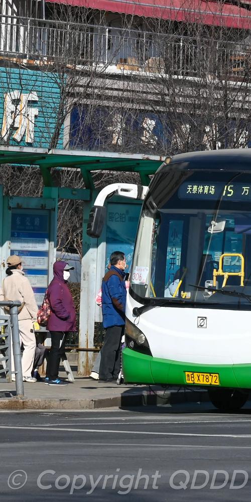 公交站椅子仅手机高,青岛椅子给手机充电快吗?