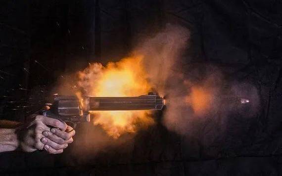 旧玩具枪射出真子弹,