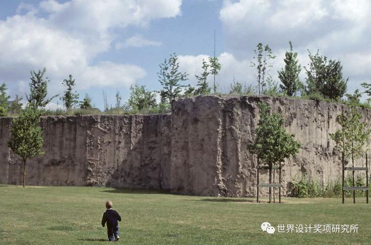 美公园枪击7人受伤,英语描写你去过的公园(7句话)?