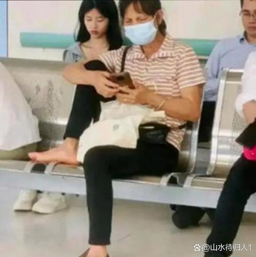 公交站椅子仅手机高,手机在家里充电时,人坐在凳子上,充电线经常被凳子脚压住,我想知道这样再用这个充电线会不会有危险?