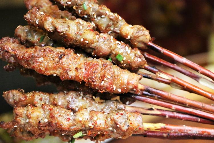 脖子被扎多根烧烤签,猪颈肉烧烤串切法?