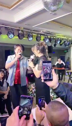 学生贩毒3年捞钱7亿,重庆老人倚老卖老在公交抢座位,公然坐在2岁孩童身上,公交:已拉黑, 你怎么看?