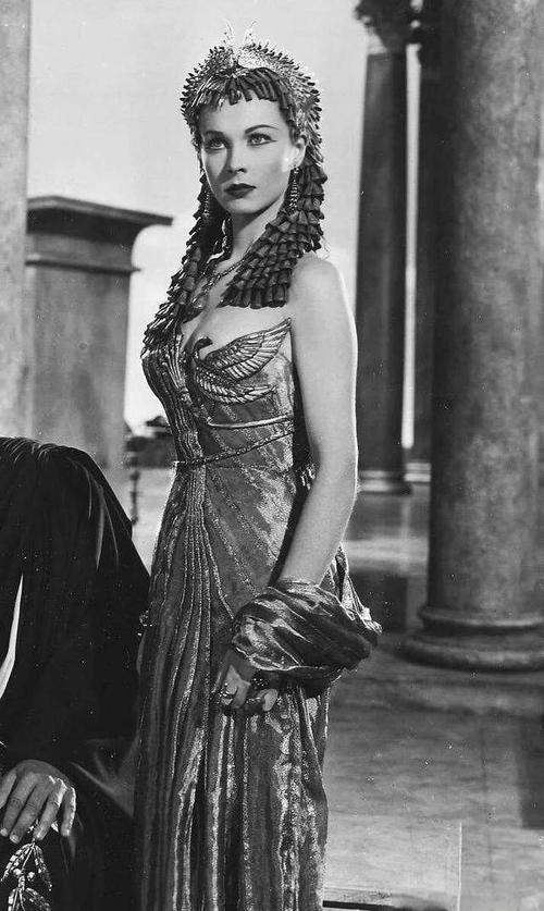 女子遭毒蛇咬伤身亡,埃及艳后克丽奥佩特拉是怎样死的?