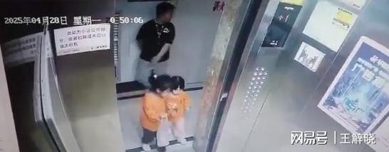 挡电梯门致幼童被困,挡电梯门这事到底有多危险?