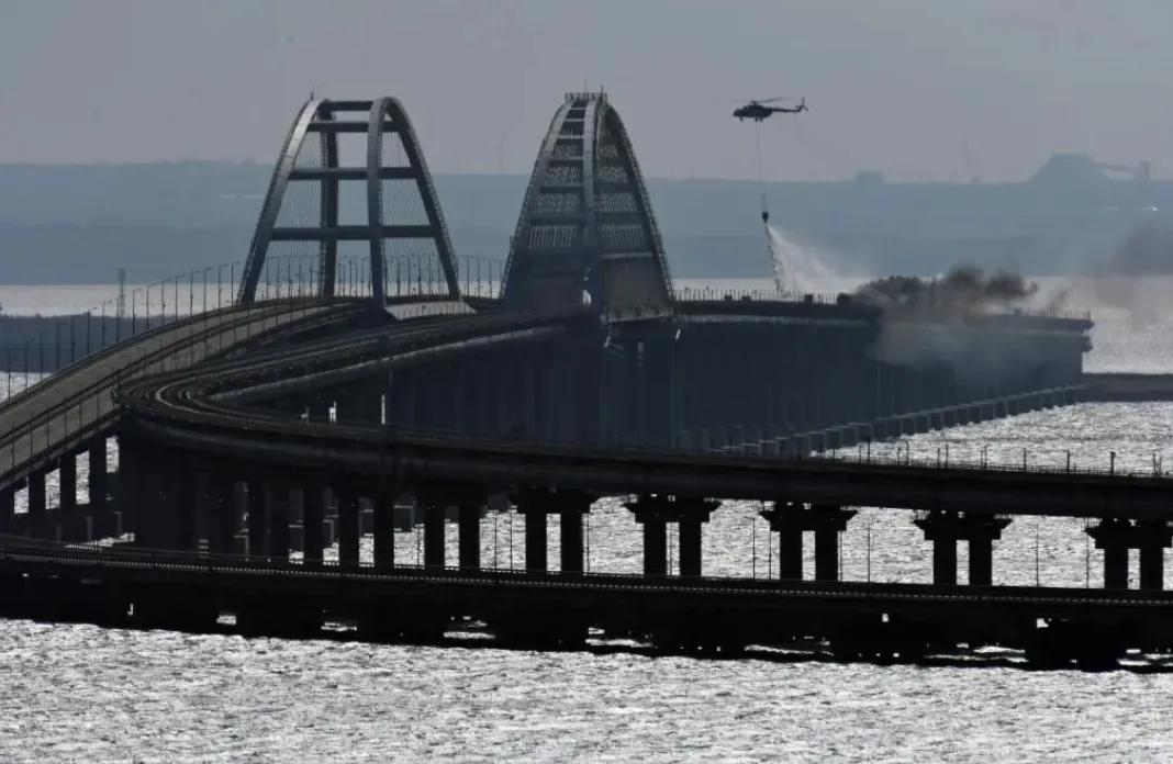 乌袭击克里米亚大桥,克里米亚大桥被炸塌,俄罗斯一天内修复了,普京还能隐忍几时? 乌袭击克里米亚大桥,克里米亚大桥被炸塌,俄罗斯一天内修复了,普京还能隐忍几时?