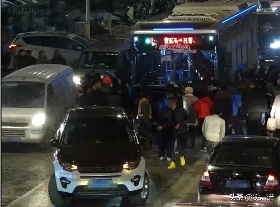 21岁女子从30楼坠亡,江西一初三女生斑马线上遇害,遭公交碾压当场身亡,如何防范? 21岁女子从30楼坠亡,江西一初三女生斑马线上遇害,遭公交碾压当场身亡,如何防范?