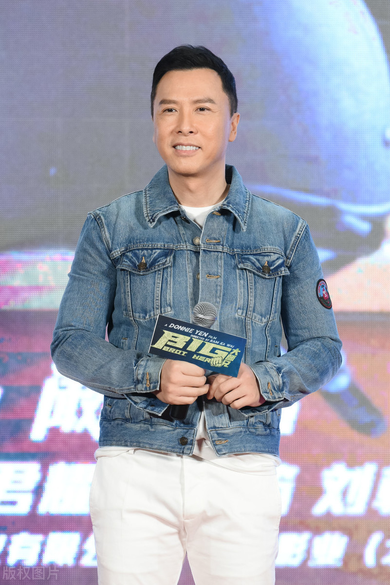 吴京的车又翻了,能不能通俗的解释一下吴京的票房为什么那么高? 吴京的车又翻了,能不能通俗的解释一下吴京的票房为什么那么高?