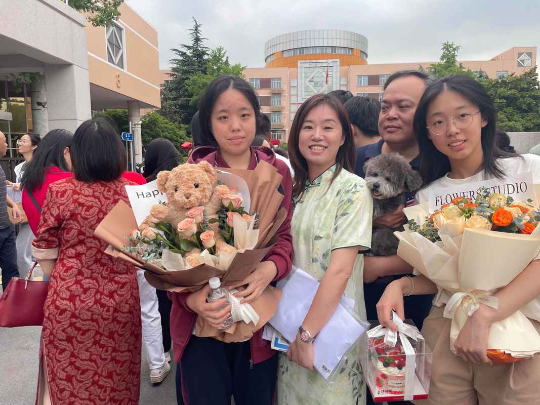 请假陪女儿高考被开,参加高考的学生家长,专门请假陪考,这样对孩子好吗?