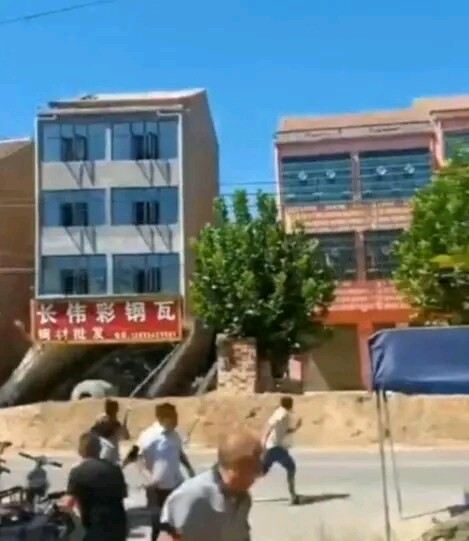 施工现场坍塌致3死,河南周口4层楼房突然坍塌，是什么原因造成的？