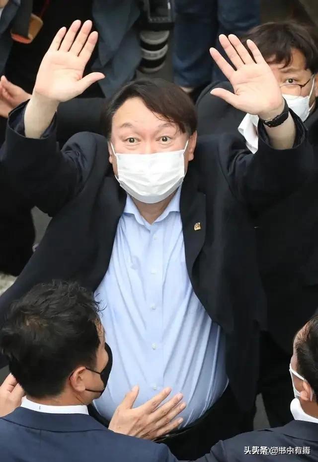 李在明正式宣誓就职,如果李在明大选获胜，会仿效金大中而特赦了朴槿惠李明博吗？