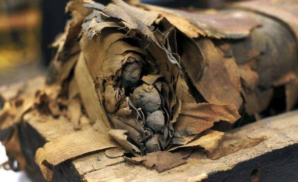 欠债欲卖千年裹尸布,裹皮什么意思?