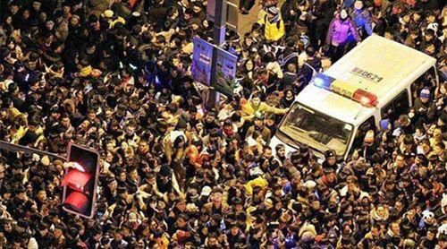 印度踩踏11死50余伤,印度为什么喜欢用脚踩食物? 印度踩踏11死50余伤,印度为什么喜欢用脚踩食物?