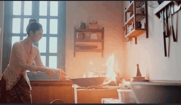 女佣打死患痴呆老人,一部电影，是一个老头好像是国王，把大臣都聚集在一个房间，他拉开一把弓射箭穿过了很多孔，然后把人都杀？