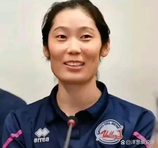 中国女排3比0比利时,澳门站中国女排3-0比利时队,第三局结束朱婷不停摸胡铭媛的头,当时发生了什么?