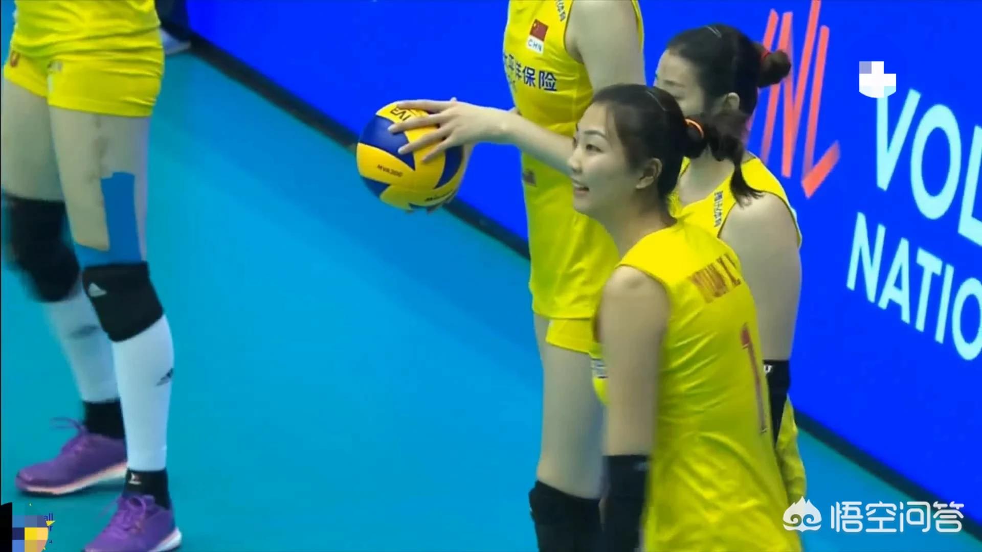 中国女排3比0比利时,澳门站中国女排3-0比利时队,第三局结束朱婷不停摸胡铭媛的头,当时发生了什么? 中国女排3比0比利时,澳门站中国女排3-0比利时队,第三局结束朱婷不停摸胡铭媛的头,当时发生了什么?