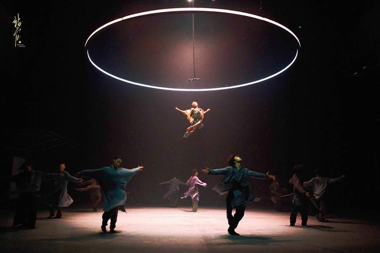 杂技演员表演中摔落,杂技的抛球怎么练?